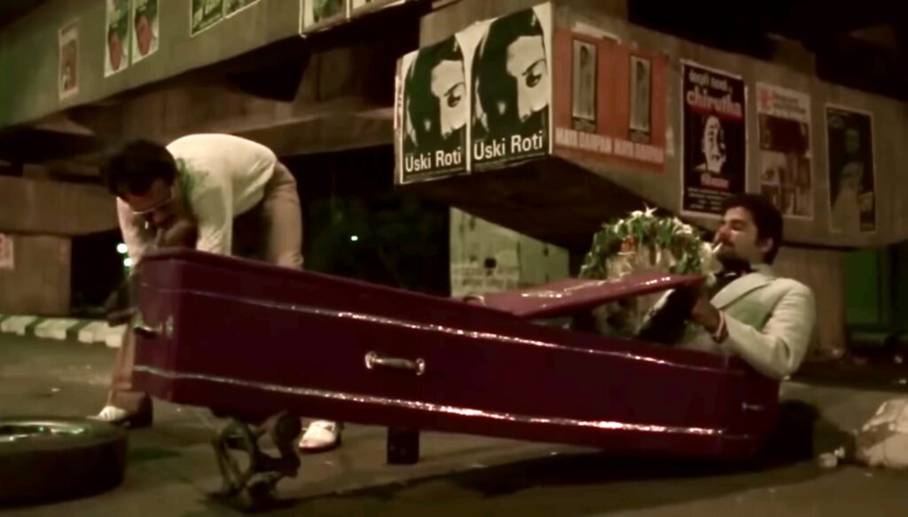 Satish Shah Coffin Car scene in Jaane Bhi Do Yaaro