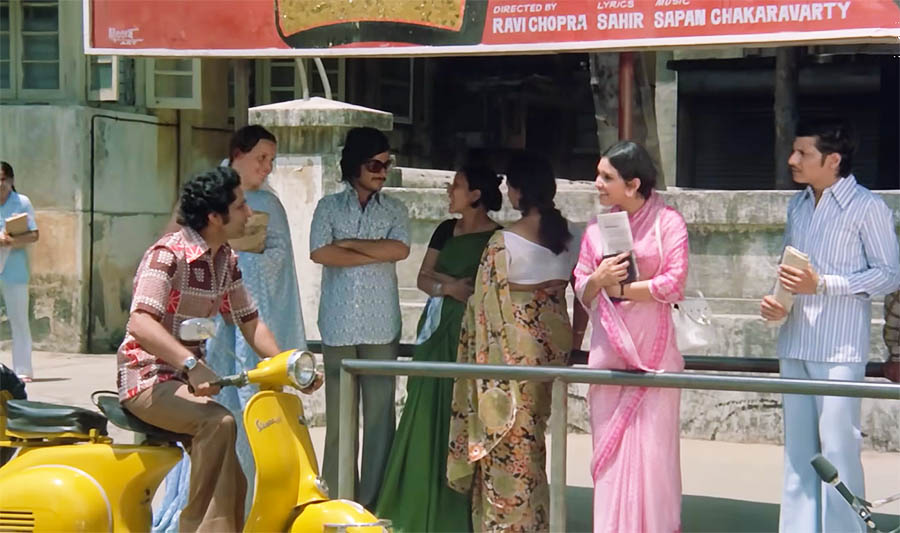 Asrani as Nagesh Shastri, with Amol Palekar and Vidya Sinha in 'Chhoti SI Baat'. 